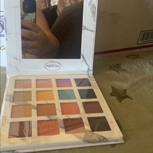White eyeshadow Palette